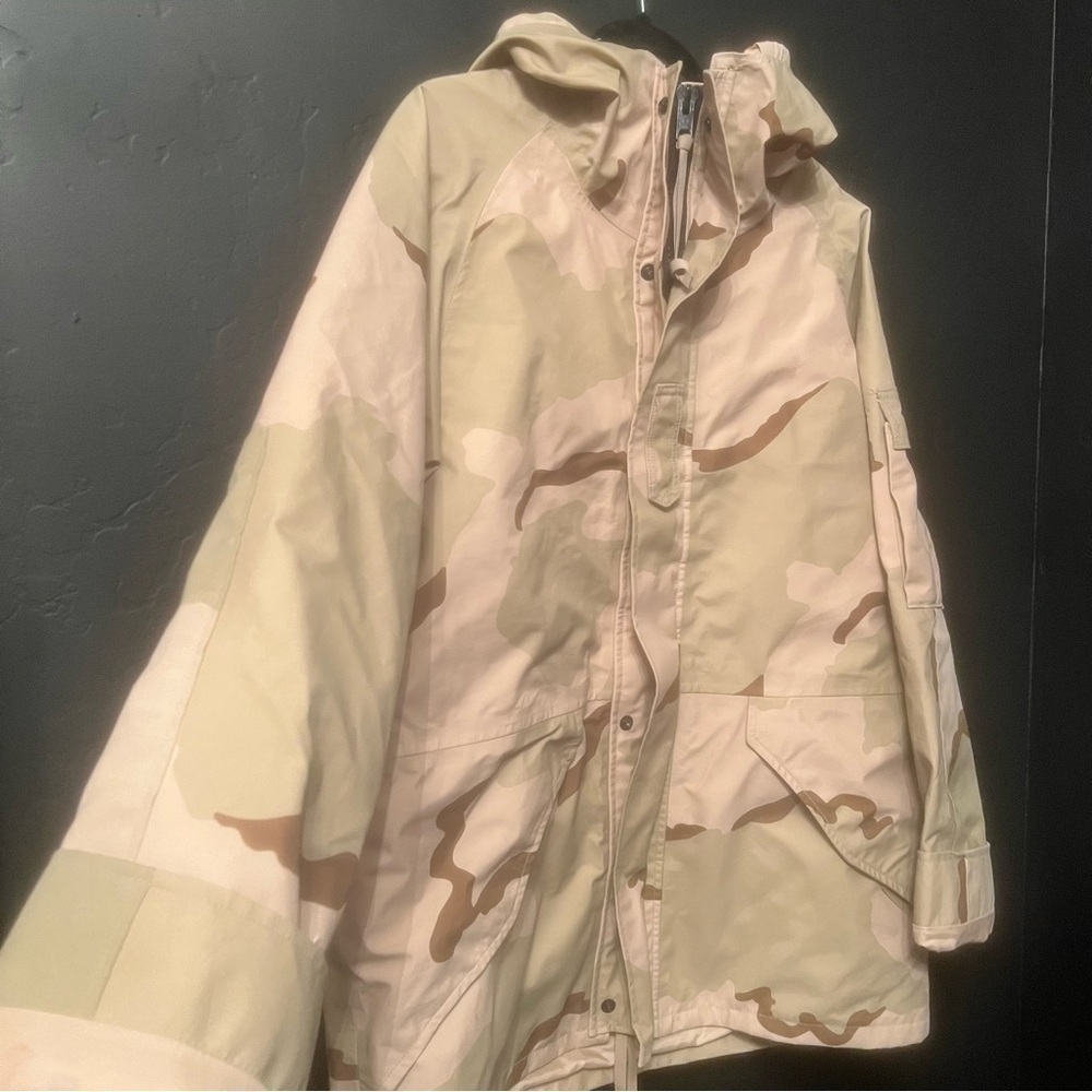 USGI ECWCS Tri- Color Camouflage Size: M cold weather parka. T
Hooded Jacket - Picture 7 of 13